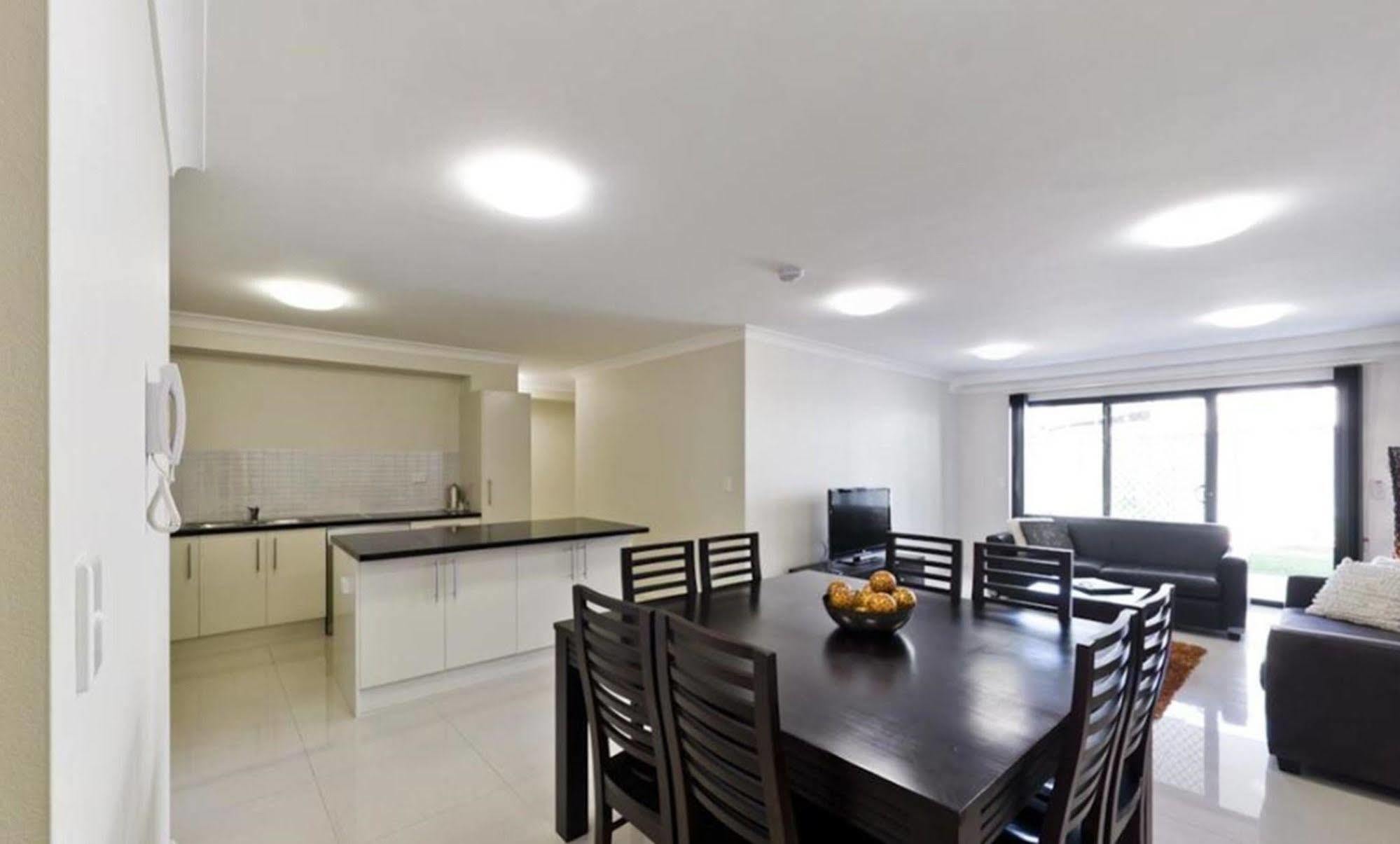 Astina Serviced Apartments - Central Penrith Exterior photo